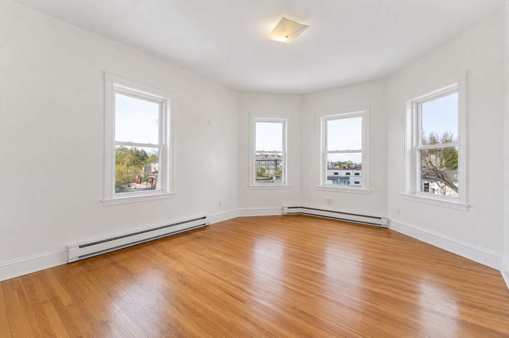 71 Maywood, Worcester, Massachusetts, 3 Bedrooms Bedrooms, 5 Rooms Rooms,1 BathroomBathrooms,Residential Lease,For Rent,Maywood,73539909