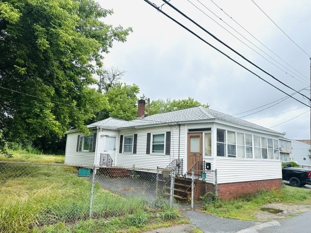 10 Lafayette St, Lowell, Massachusetts, 2 Bedrooms Bedrooms, 4 Rooms Rooms,1 BathroomBathrooms,Residential,For Sale,Lafayette St,73539705
