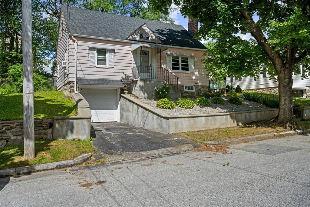 27 Lavallee Ter, Worcester, Massachusetts, 2 Bedrooms Bedrooms, 4 Rooms Rooms,1 BathroomBathrooms,Residential,For Sale,Lavallee Ter,73539948
