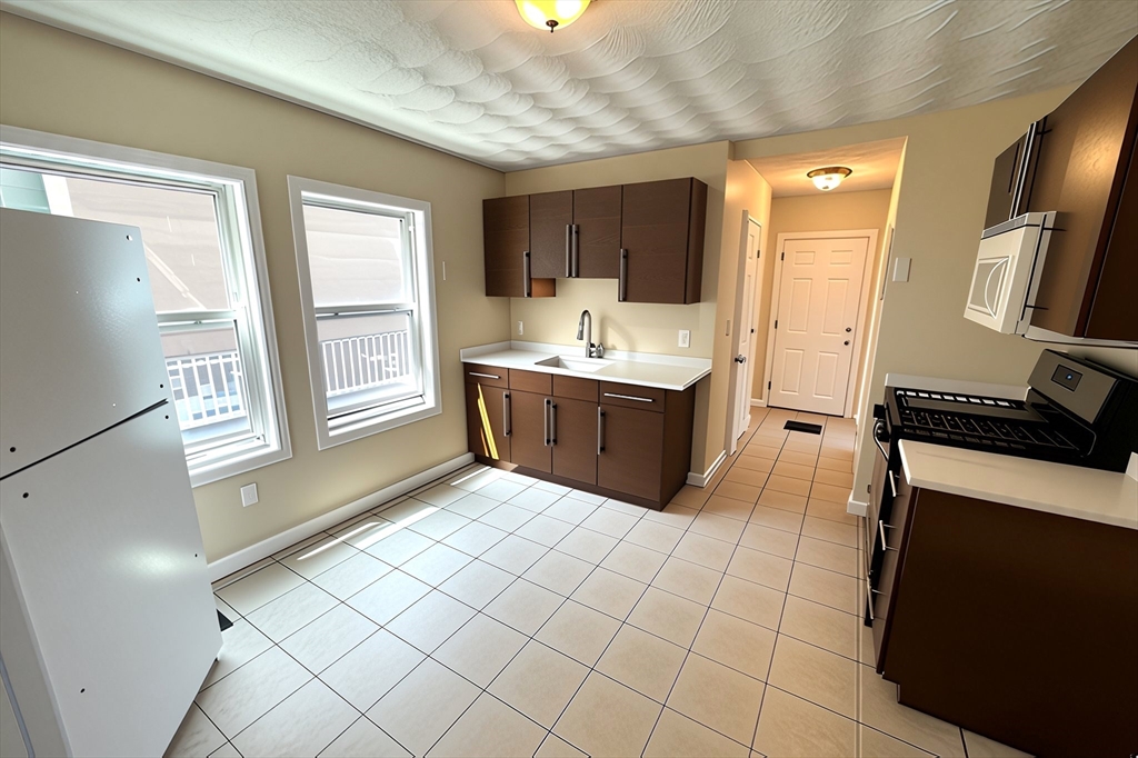 1096 North Shore Rd, Revere, Massachusetts, 2 Bedrooms Bedrooms, 4 Rooms Rooms,1 BathroomBathrooms,Residential Lease,For Rent,North Shore Rd,73540177