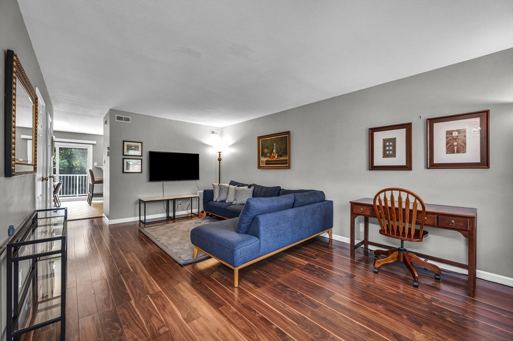25 Yorktown Dr, Springfield, Massachusetts, 2 Bedrooms Bedrooms, 5 Rooms Rooms,1.5 BathroomsBathrooms,Residential Lease,For Rent,Yorktown Dr,73540203