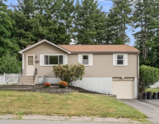 32 Arapahoe Rd, Bellingham, Massachusetts, 3 Bedrooms Bedrooms, 5 Rooms Rooms,1 BathroomBathrooms,Residential,For Sale,Arapahoe Rd,73539601