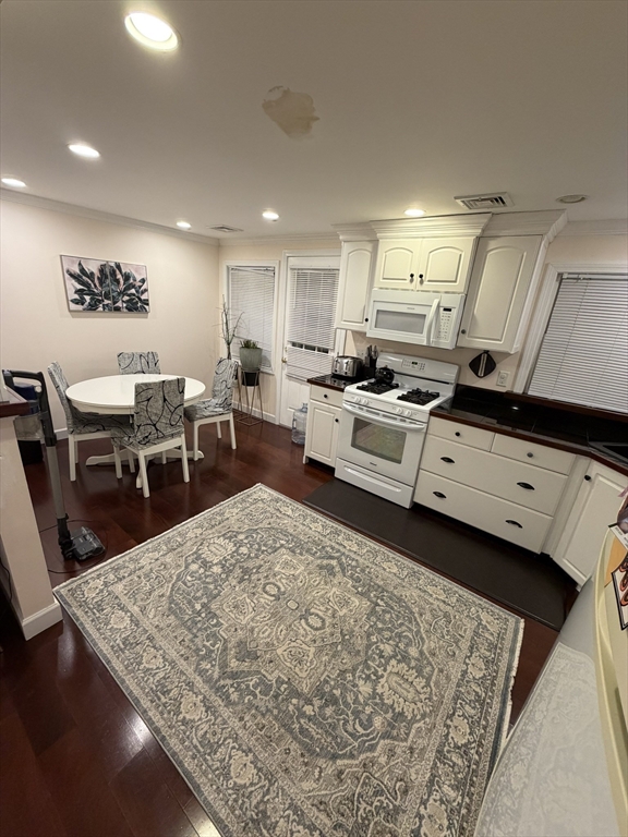 46 Roberts Dr., Bedford, Massachusetts, 2 Bedrooms Bedrooms, 4 Rooms Rooms,1 BathroomBathrooms,Residential Lease,For Rent,Roberts Dr.,73540024