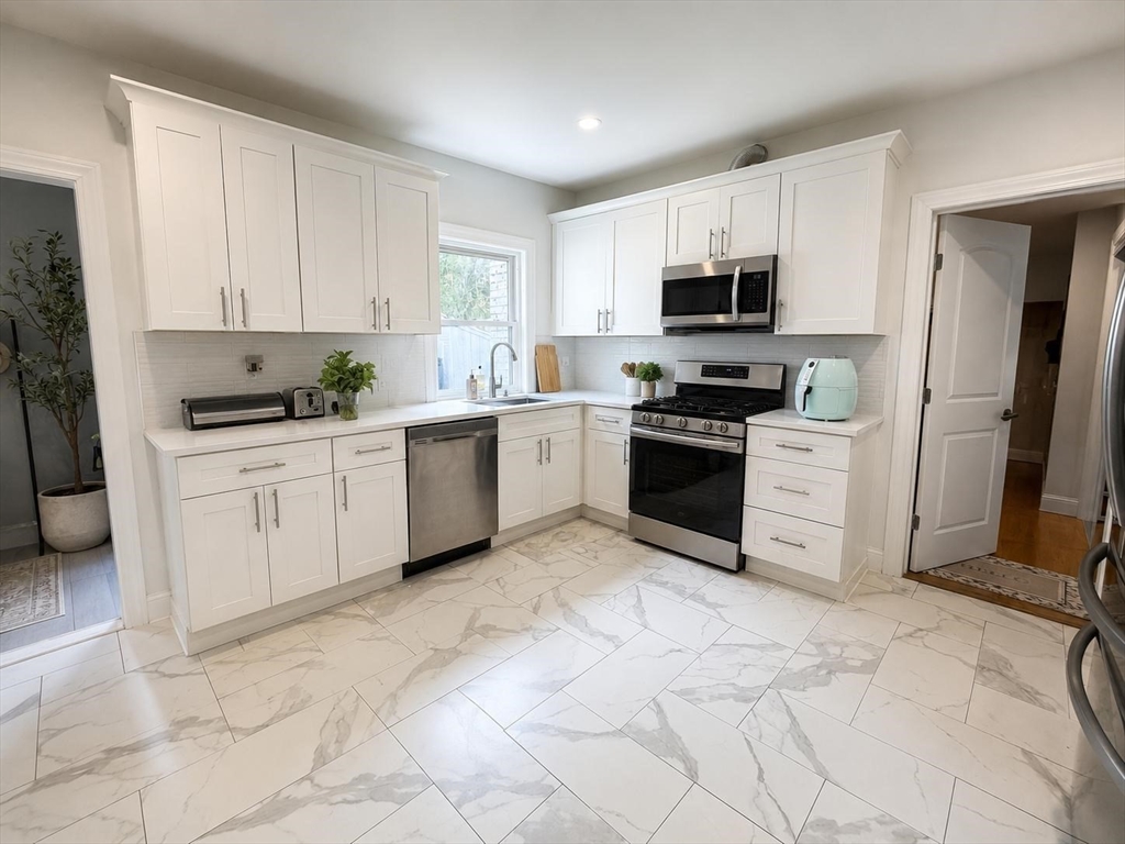 33 Middle Street, Newton, Massachusetts, 3 Bedrooms Bedrooms, 8 Rooms Rooms,3.5 BathroomsBathrooms,Residential Lease,For Rent,Middle Street,73540031