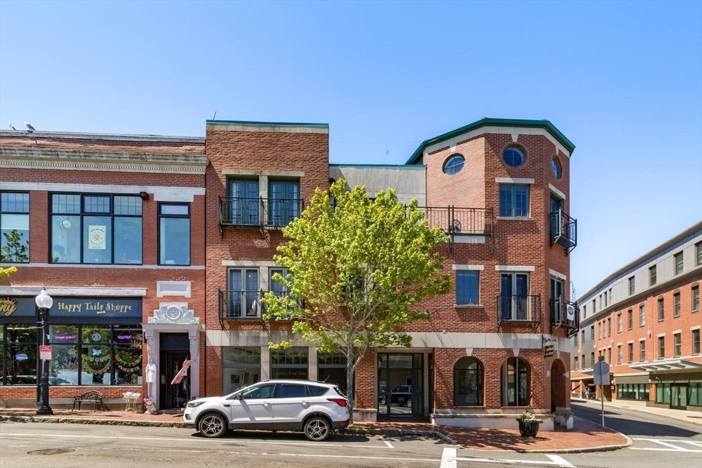 196 Main St, Gloucester, Massachusetts, 2 Bedrooms Bedrooms, 5 Rooms Rooms,2 BathroomsBathrooms,Residential,For Sale,Main St,73540074