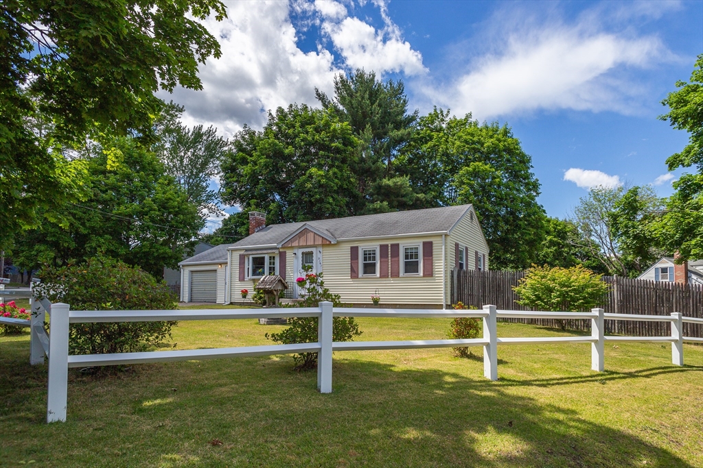 2161 Central St, Stoughton, Massachusetts, 2 Bedrooms Bedrooms, 4 Rooms Rooms,1 BathroomBathrooms,Residential,For Sale,Central St,73540097