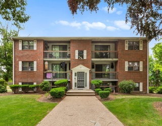 1 Centre St, Canton, Massachusetts, 2 Bedrooms Bedrooms, 5 Rooms Rooms,1 BathroomBathrooms,Residential,For Sale,Centre St,73540096