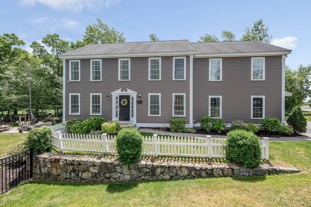 103 Meadow Creek Dr, Dracut, Massachusetts, 5 Bedrooms Bedrooms, 9 Rooms Rooms,3.5 BathroomsBathrooms,Residential,For Sale,Meadow Creek Dr,73539143