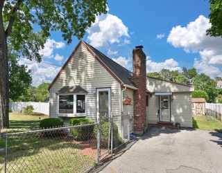 73 Sweetwater St, Saugus, Massachusetts, 2 Bedrooms Bedrooms, 5 Rooms Rooms,1 BathroomBathrooms,Residential,For Sale,Sweetwater St,73539827