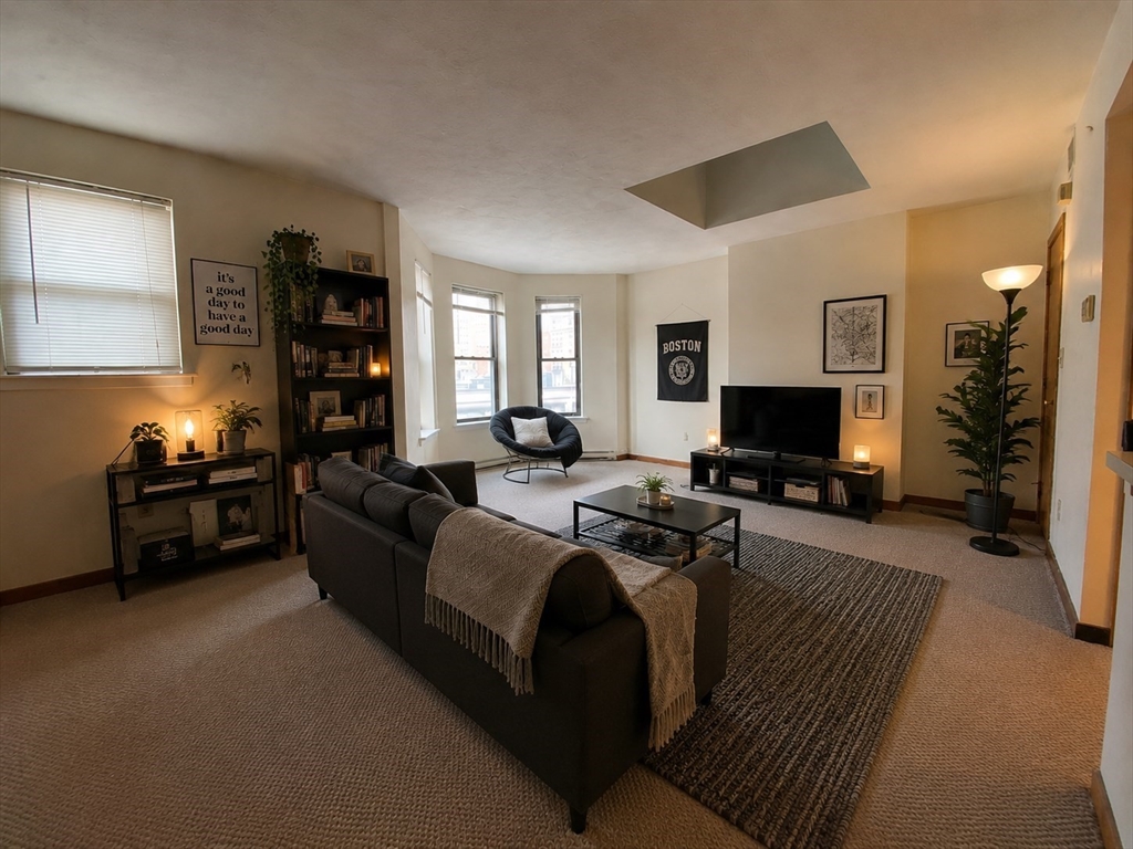 52 Gainsborough Street, Boston, Massachusetts, 2 Bedrooms Bedrooms, 4 Rooms Rooms,1 BathroomBathrooms,Residential Lease,For Rent,Gainsborough Street,73540154