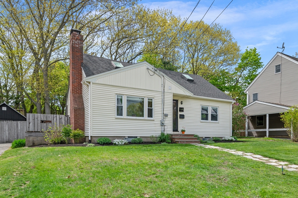 11 East St, Beverly, Massachusetts, 3 Bedrooms Bedrooms, 6 Rooms Rooms,2 BathroomsBathrooms,Residential,For Sale,East St,73518348