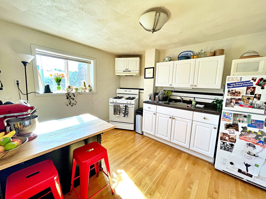 307 Sumner St, Boston, Massachusetts, 1 Bedroom Bedrooms, 4 Rooms Rooms,1 BathroomBathrooms,Residential Lease,For Rent,Sumner St,73537324