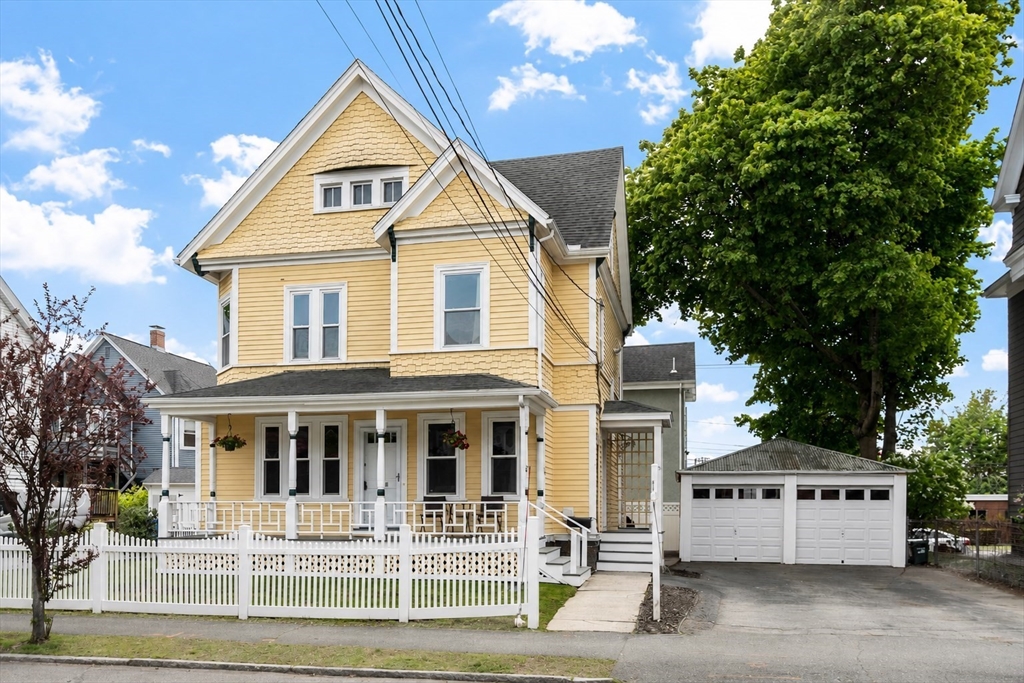 26-26A Richardson Avenue, Wakefield, Massachusetts, 5 Bedrooms Bedrooms, 10 Rooms Rooms,2 BathroomsBathrooms,Residential Income,For Sale,Richardson Avenue,73515107