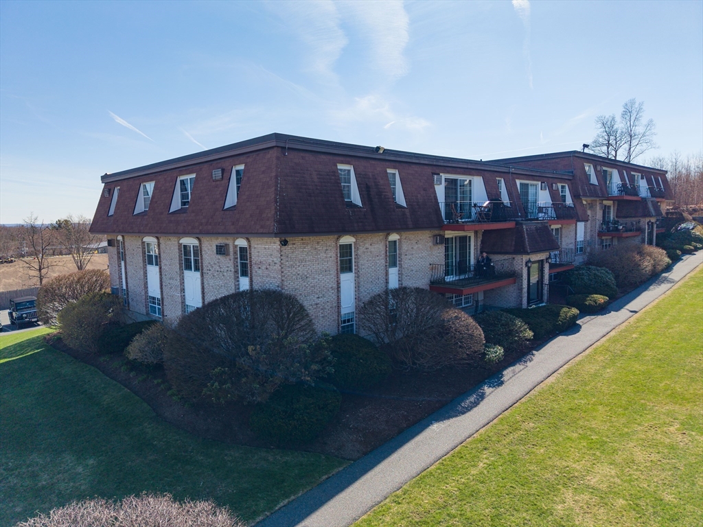 24 Williamsburg Ct, Shrewsbury, Massachusetts, 2 Bedrooms Bedrooms, 4 Rooms Rooms,1.5 BathroomsBathrooms,Residential,For Sale,Williamsburg Ct,73499744