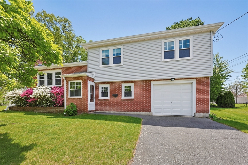 103 Lane Dr, Norwood, Massachusetts, 3 Bedrooms Bedrooms, 8 Rooms Rooms,1.5 BathroomsBathrooms,Residential,For Sale,Lane Dr,73524732