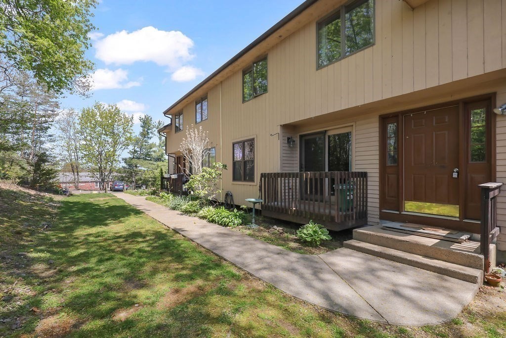 880 Landry Ave, North Attleboro, Massachusetts, 3 Bedrooms Bedrooms, 5 Rooms Rooms,1.5 BathroomsBathrooms,Residential,For Sale,Landry Ave,73513929