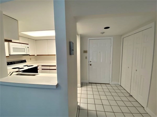 975 Massachusetts Avenue, Arlington, Massachusetts, 1 Bedroom Bedrooms, 3 Rooms Rooms,1 BathroomBathrooms,Residential Lease,For Rent,Massachusetts Avenue,73527715