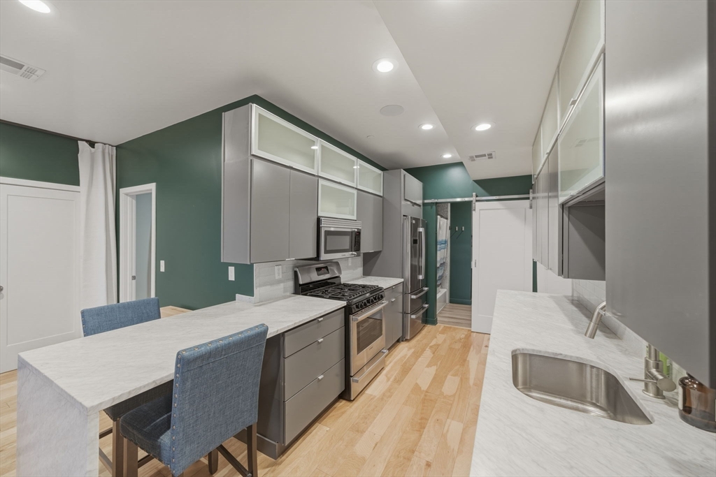 186 Paris St, Boston, Massachusetts, 2 Bedrooms Bedrooms, 5 Rooms Rooms,2 BathroomsBathrooms,Residential Lease,For Rent,Paris St,73540314