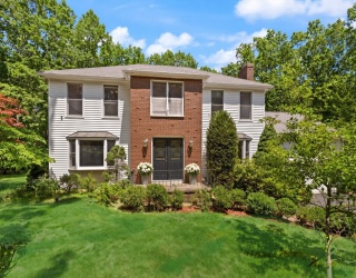 35 Castle Dr, Sharon, Massachusetts, 4 Bedrooms Bedrooms, 7 Rooms Rooms,3.5 BathroomsBathrooms,Residential,For Sale,Castle Dr,73540466