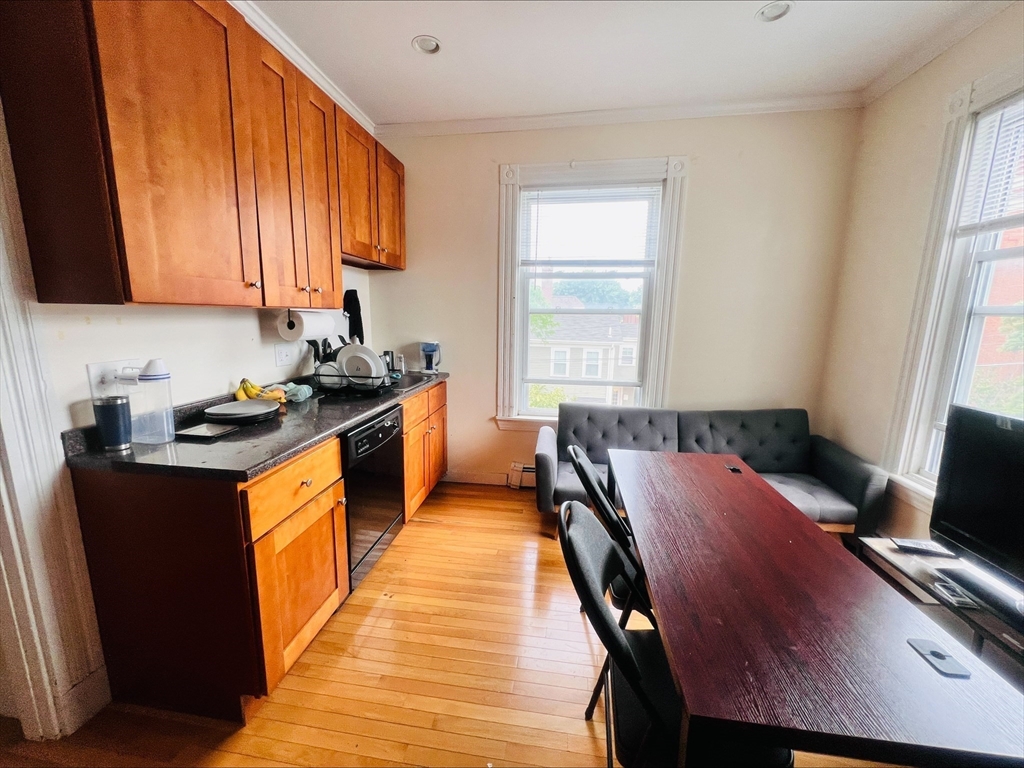 181 Erie Street, Cambridge, Massachusetts, 3 Bedrooms Bedrooms, 6 Rooms Rooms,1 BathroomBathrooms,Residential Lease,For Rent,Erie Street,73540404