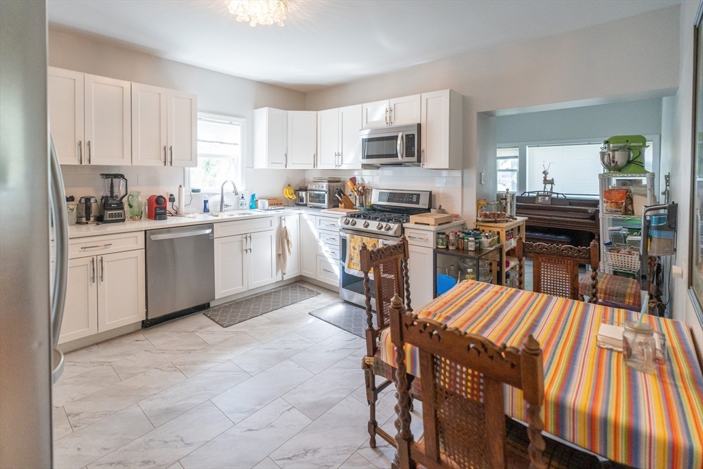 131 Summer, Somerville, Massachusetts, 3 Bedrooms Bedrooms, 5 Rooms Rooms,1 BathroomBathrooms,Residential Lease,For Rent,Summer,73540440