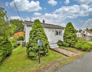 27 Magnolia St, Saugus, Massachusetts, 2 Bedrooms Bedrooms, 5 Rooms Rooms,1 BathroomBathrooms,Residential,For Sale,Magnolia St,73540495