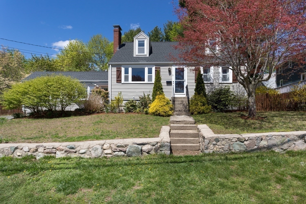 15 Mayflower Road, Norwood, Massachusetts, 4 Bedrooms Bedrooms, 8 Rooms Rooms,1.5 BathroomsBathrooms,Residential,For Sale,Mayflower Road,73512367