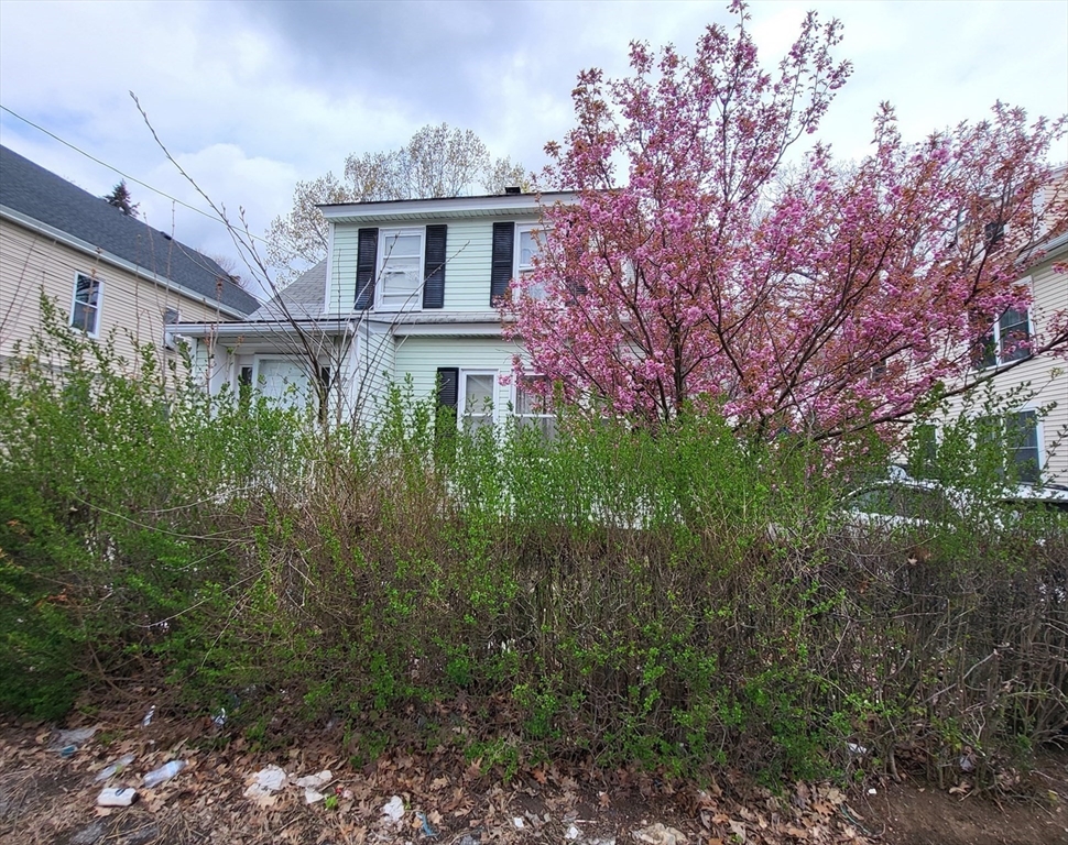 57 Ashland Ave, Methuen, Massachusetts, 2 Bedrooms Bedrooms, 5 Rooms Rooms,1 BathroomBathrooms,Residential,For Sale,Ashland Ave,73511790
