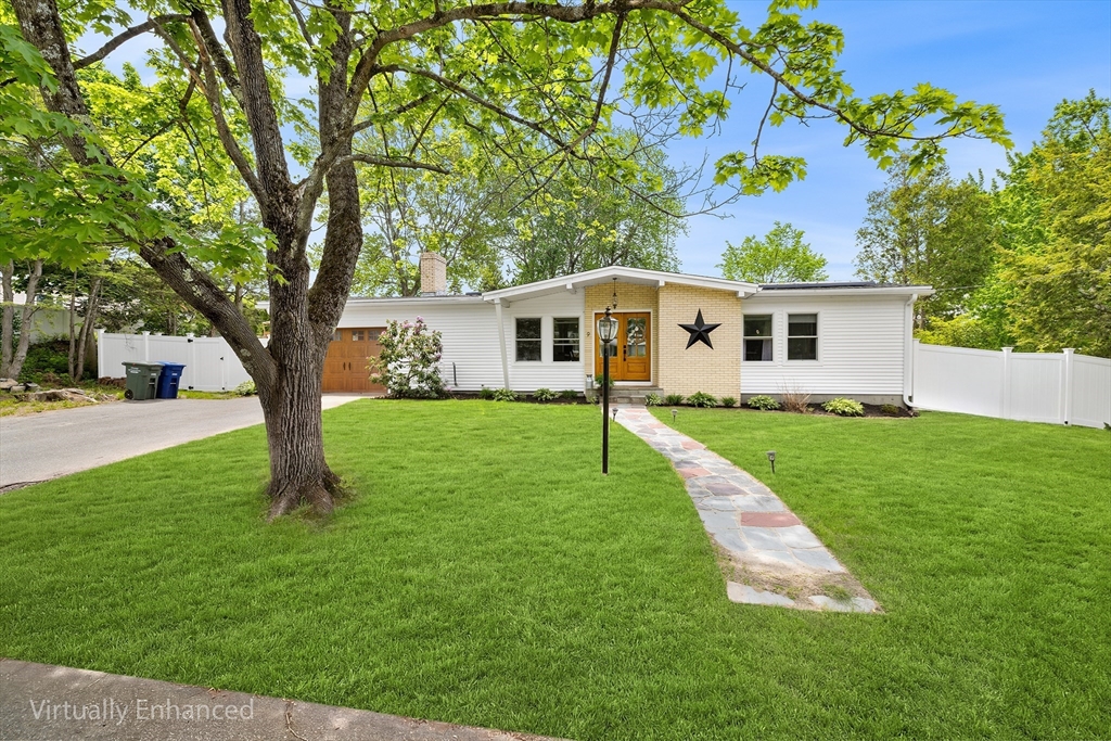 9 Cloverleaf Rd, Leominster, Massachusetts, 3 Bedrooms Bedrooms, 5 Rooms Rooms,2 BathroomsBathrooms,Residential,For Sale,Cloverleaf Rd,73524244