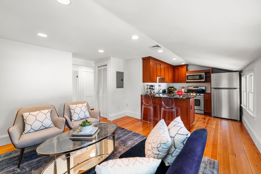 60 Denton Rd, Wellesley, Massachusetts, 2 Bedrooms Bedrooms, 4 Rooms Rooms,1 BathroomBathrooms,Residential,For Sale,Denton Rd,73502635