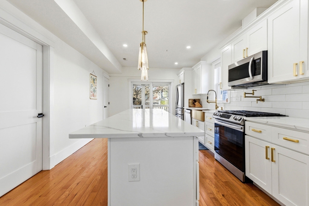 567 Park Street, Boston, Massachusetts, 2 Bedrooms Bedrooms, 5 Rooms Rooms,2 BathroomsBathrooms,Residential,For Sale,Park Street,73491471