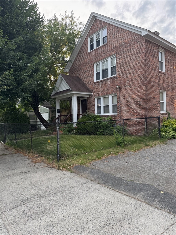 30-32 Colchester St, Springfield, Massachusetts, 6 Bedrooms Bedrooms, 10 Rooms Rooms,2 BathroomsBathrooms,Residential Income,For Sale,Colchester St,73540542