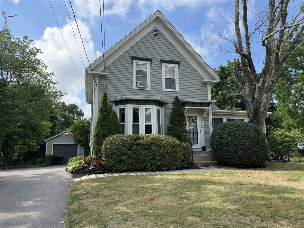 200 Elmwood, North Attleboro, Massachusetts, 3 Bedrooms Bedrooms, 9 Rooms Rooms,1.5 BathroomsBathrooms,Residential,For Sale,Elmwood,73540695
