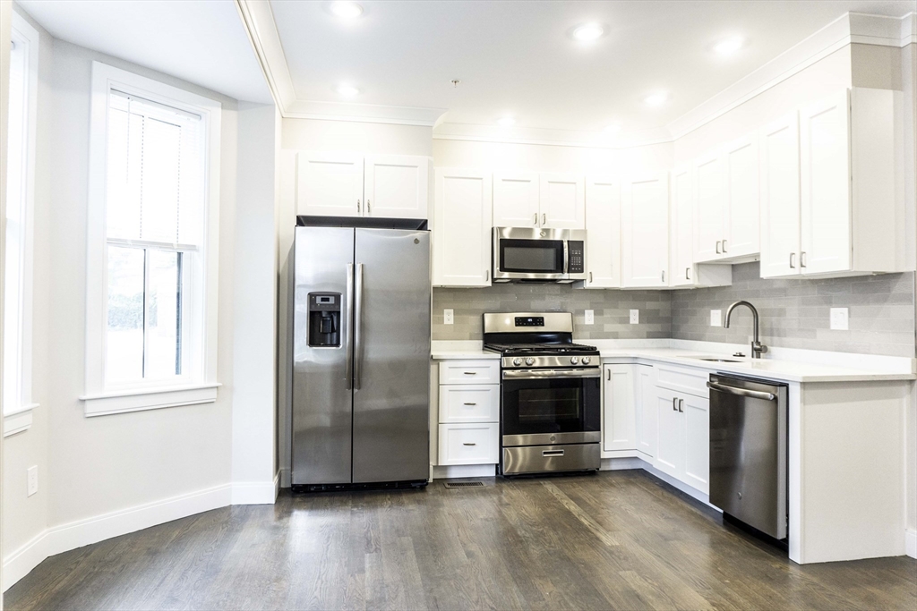 79 Linden St., Boston, Massachusetts, 3 Bedrooms Bedrooms, 5 Rooms Rooms,2.5 BathroomsBathrooms,Residential Lease,For Rent,Linden St.,73465440
