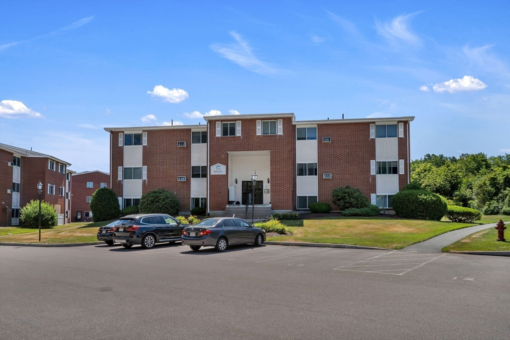 18 Dailey St, Attleboro, Massachusetts, 2 Bedrooms Bedrooms, 5 Rooms Rooms,1 BathroomBathrooms,Residential,For Sale,Dailey St,73540342