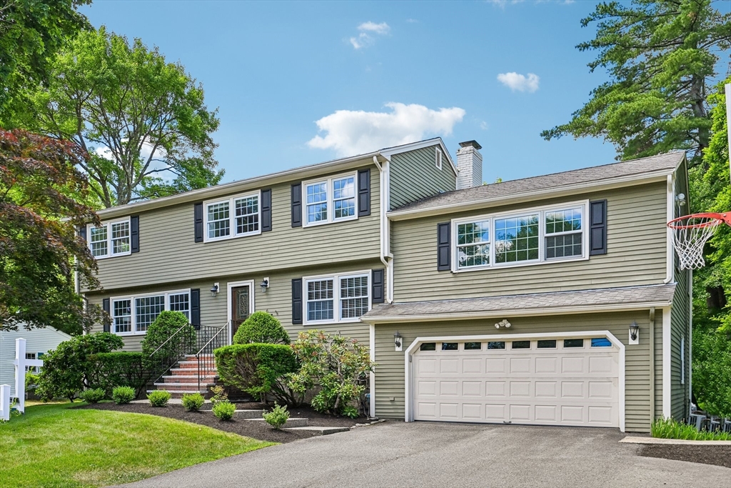6 Briarwood Dr, Danvers, Massachusetts, 4 Bedrooms Bedrooms, 9 Rooms Rooms,3.5 BathroomsBathrooms,Residential,For Sale,Briarwood Dr,73540739