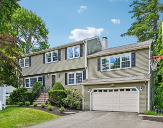 6 Briarwood Dr, Danvers, Massachusetts, 4 Bedrooms Bedrooms, 9 Rooms Rooms,3.5 BathroomsBathrooms,Residential,For Sale,Briarwood Dr,73540739