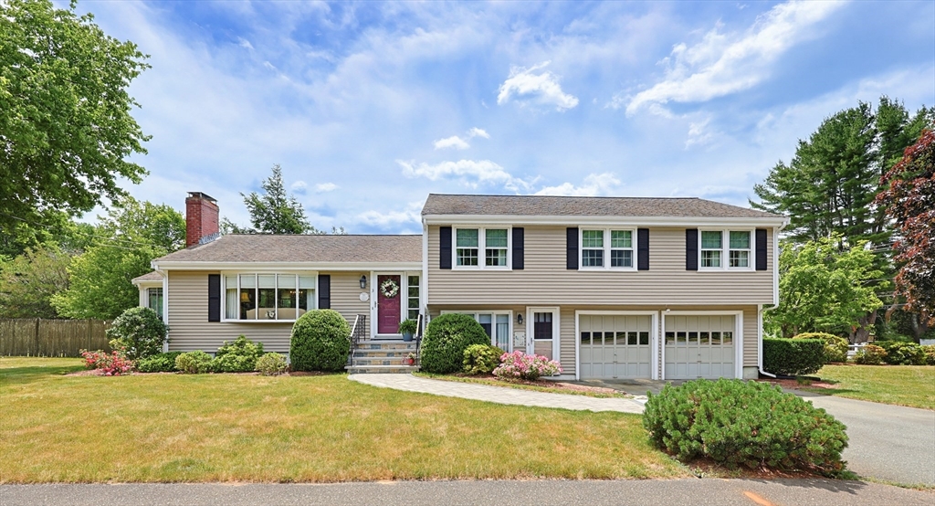 3 Suffolk Dr, Norwood, Massachusetts, 4 Bedrooms Bedrooms, 9 Rooms Rooms,2.5 BathroomsBathrooms,Residential,For Sale,Suffolk Dr,73540929