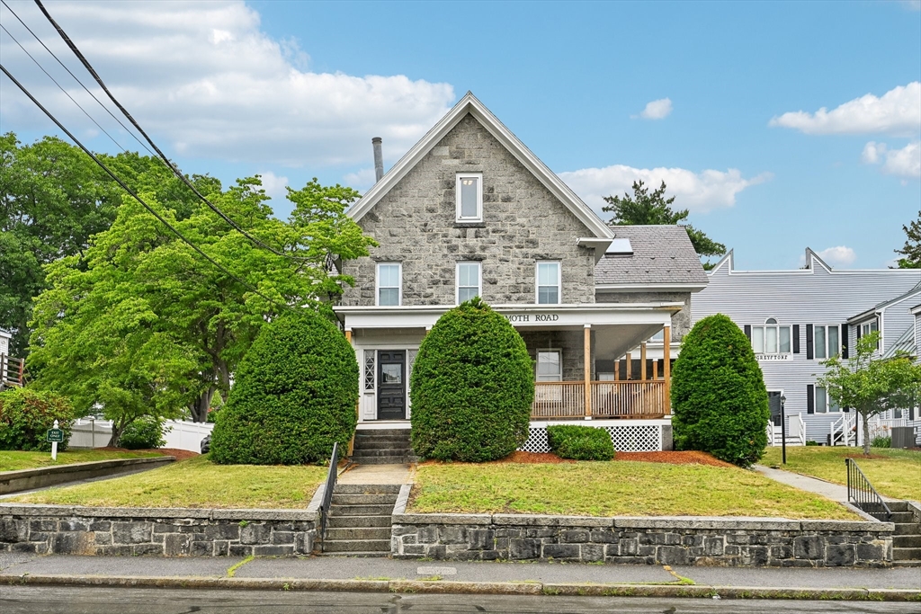 325 Mammoth Rd, Lowell, Massachusetts, 2 Bedrooms Bedrooms, 5 Rooms Rooms,1.5 BathroomsBathrooms,Residential,For Sale,Mammoth Rd,73540403