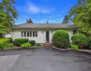 26 Pershing Ave, Acushnet, Massachusetts, 3 Bedrooms Bedrooms, 5 Rooms Rooms,2 BathroomsBathrooms,Residential,For Sale,Pershing Ave,73540297
