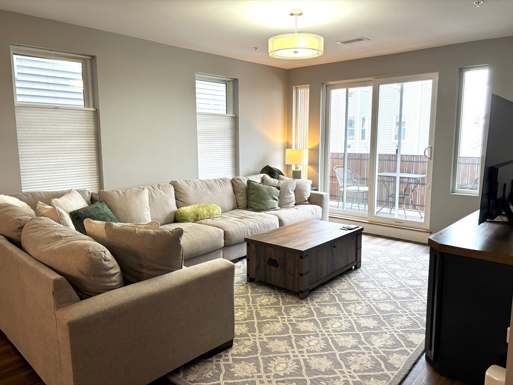 408 East 8th St., Boston, Massachusetts, 2 Bedrooms Bedrooms, 5 Rooms Rooms,2 BathroomsBathrooms,Residential Lease,For Rent,East 8th St.,73540766
