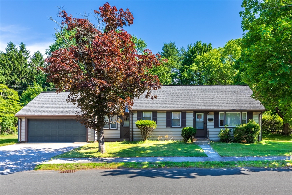 65 Margaret Dr, Braintree, Massachusetts, 3 Bedrooms Bedrooms, 6 Rooms Rooms,1.5 BathroomsBathrooms,Residential,For Sale,Margaret Dr,73540577
