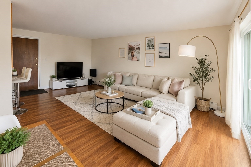 64 Main St, Stoneham, Massachusetts, 2 Bedrooms Bedrooms, 5 Rooms Rooms,1 BathroomBathrooms,Residential,For Sale,Main St,73540555