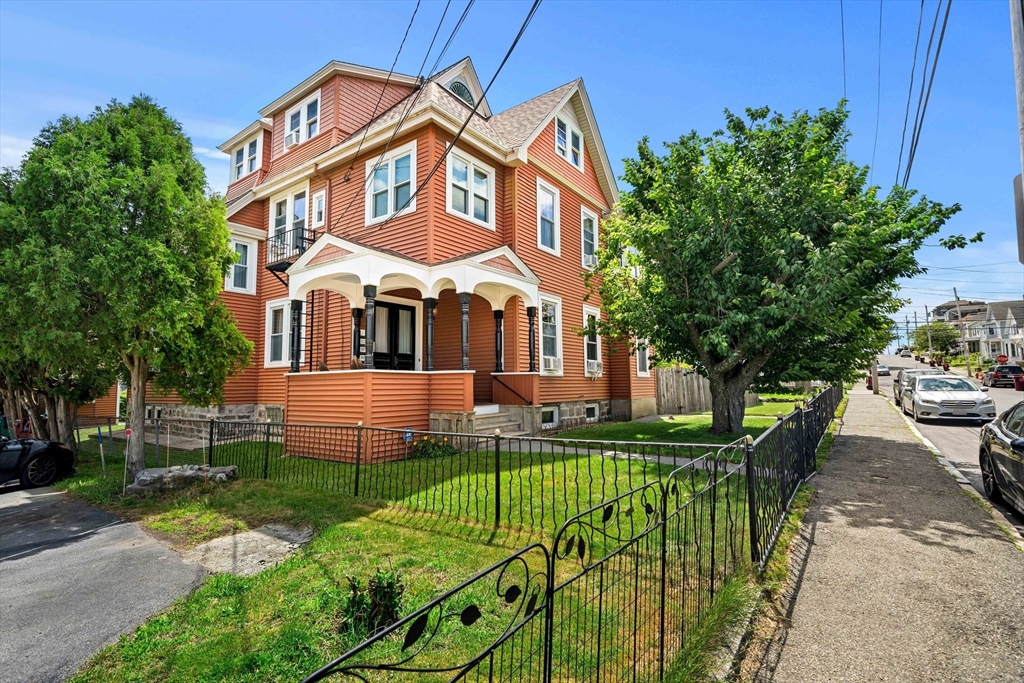 52 Mount Washington St, Lowell, Massachusetts, 10 Bedrooms Bedrooms, 21 Rooms Rooms,5 BathroomsBathrooms,Residential Income,For Sale,Mount Washington St,73540950