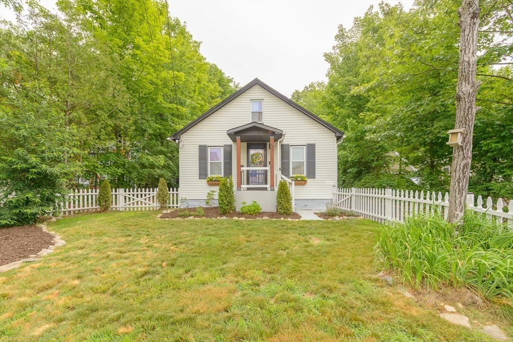 40 Kingman St, Lunenburg, Massachusetts, 2 Bedrooms Bedrooms, 6 Rooms Rooms,1 BathroomBathrooms,Residential,For Sale,Kingman St,73540278