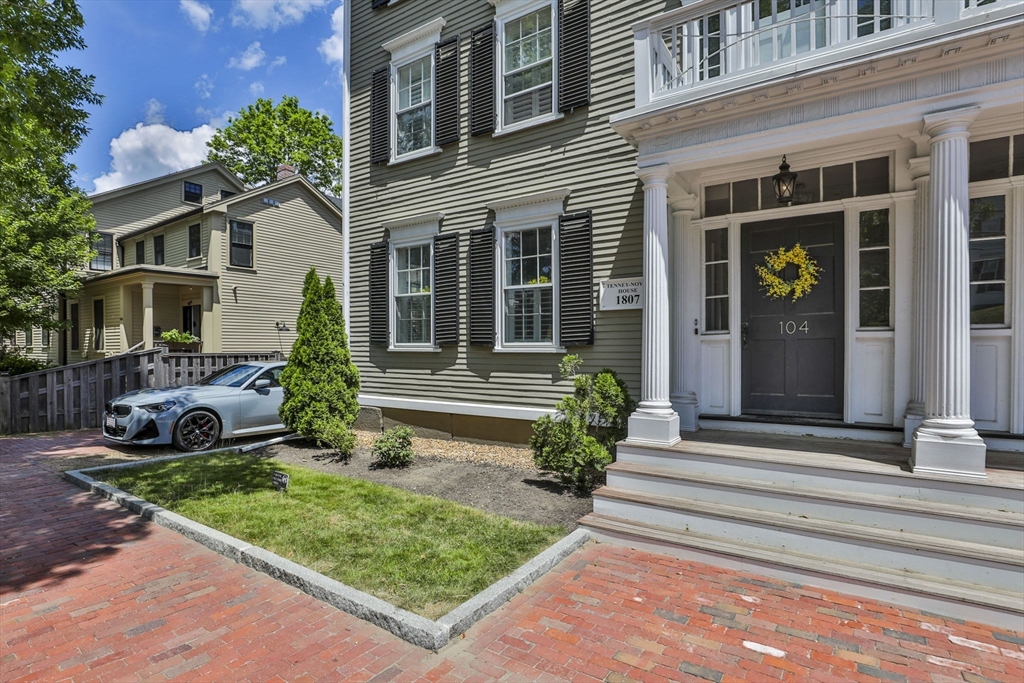 104 High Street, Newburyport, Massachusetts, 2 Bedrooms Bedrooms, 6 Rooms Rooms,2 BathroomsBathrooms,Residential,For Sale,High Street,73540793
