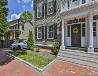 104 High Street, Newburyport, Massachusetts, 2 Bedrooms Bedrooms, 6 Rooms Rooms,2 BathroomsBathrooms,Residential,For Sale,High Street,73540793