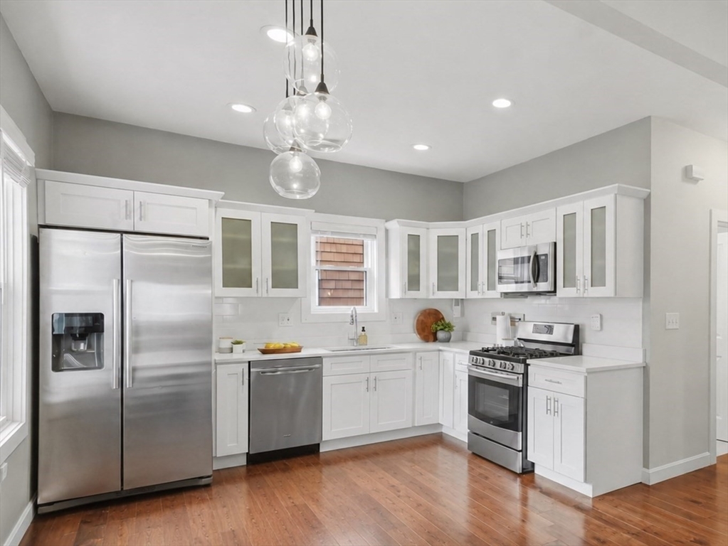 29 Knowlton St, Somerville, Massachusetts, 2 Bedrooms Bedrooms, 5 Rooms Rooms,2 BathroomsBathrooms,Residential,For Sale,Knowlton St,73540707