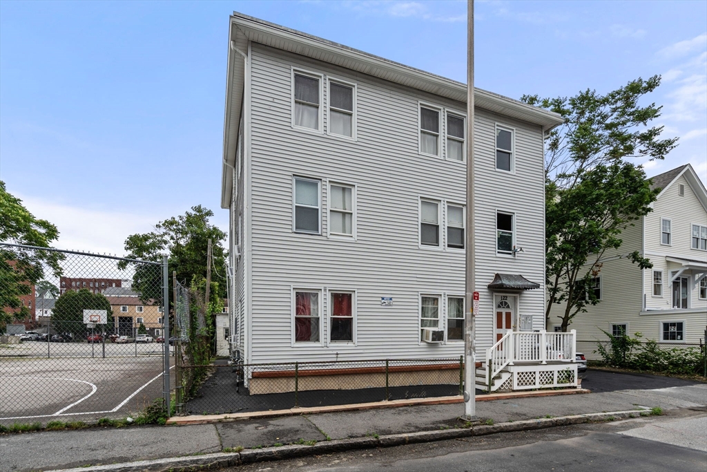122 Piedmont St, Worcester, Massachusetts, 9 Bedrooms Bedrooms, 21 Rooms Rooms,3 BathroomsBathrooms,Residential Income,For Sale,Piedmont St,73540402