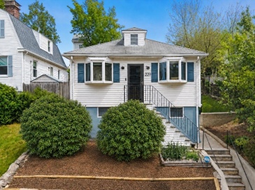 229 Fulton St, Medford, Massachusetts, 2 Bedrooms Bedrooms, 5 Rooms Rooms,1 BathroomBathrooms,Residential,For Sale,Fulton St,73540816